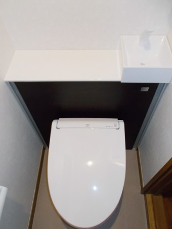 ブラックの落ち着いたバスルームにLIXILアライズ Zタイプ